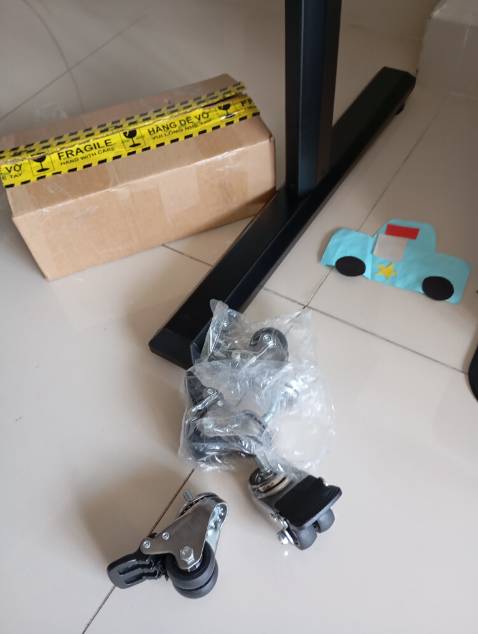 Nặng tay, chắc chắn, nhưng không thấy nhãn hiệu trên bánh xe. Cứ dùng thui.