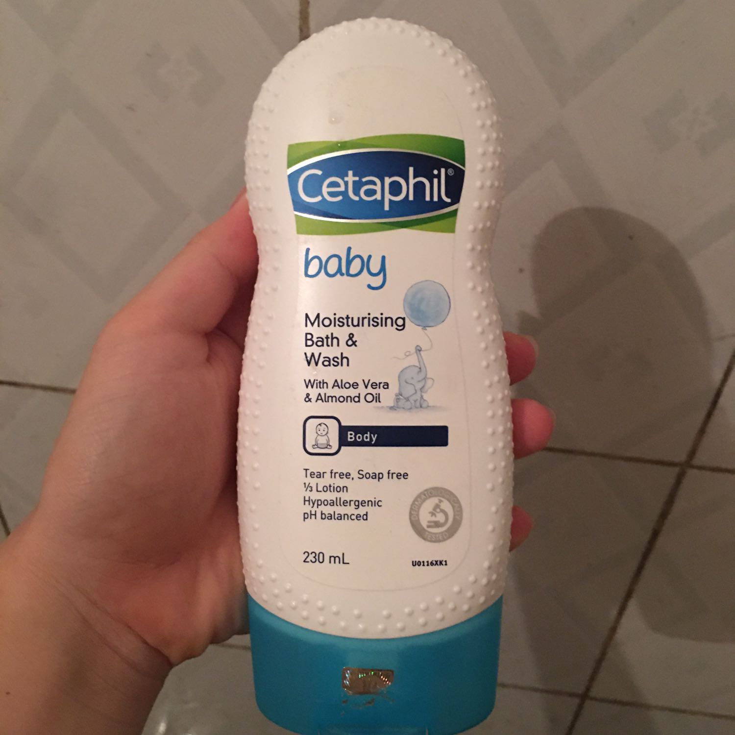 Đặt mua sữa tắm gội hair+body đến khi nhận hàng mở ra thấy chai sữa tắm body. Thực sự ko hài lòng với cách làm việc của shop. Nếu shop bán 2 loại sữa tắm và sữa tắm gội thì nên để mục lựa chọn cho khách dễ dàng lựa chọn, thay vì việc khách đặt 1 kiểu shop giao 1 kiểu.