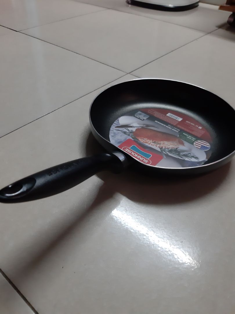 sản phẩm bị méo mó, tay cầm của chảo bị hích lên trên, mình ko hài lòng, muốn đổi cái khác cùng loại cùng size