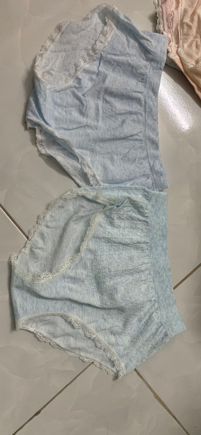 Mình mua 2 combo quần lót nữ xuất nhật mà lúc nhận hàng vì có con nhỏ nên nhờ Ck nhận giúp nên k kiểm tra hàng dc . Thất vọng thật sụ luôn .mình đặt mua 2 combo giống nhau mà shop giao cho mình 2 loại , 1 loại ngắn loại dài , 1 combo thì vải cứng sờ như kiểu vải nilon ấy , mua hàng tiki nhiều mà chưa gặp trường hớp thế này bao giờ , thật sự thất vọng . Mong tiki hỗ trợ đổi hàng giùm mình