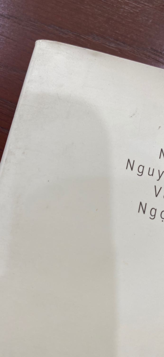 Mất tiền mua sách mới, mà Tiki giao cho mình 1 quyển sách bụi bẩn, lem nhem như 1 quyển sách cũ. Nội dung bên trong thì không sao, nhưng mà cái bìa ngoài nhìn mất cảm tình thực sự. Không biết nên nghĩ sao về vụ này.
