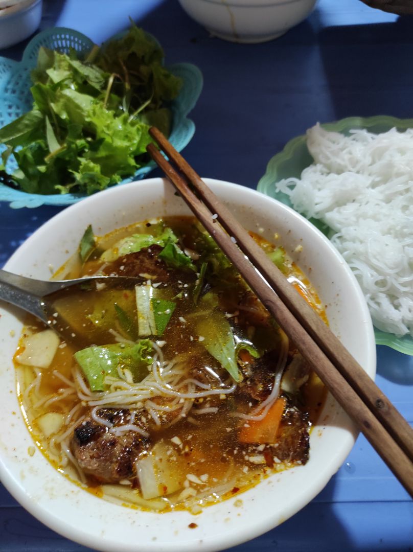 M đặt màu xám lại giao màu đen , chỉ khâu balo bị bung chỗ ngăn kéo