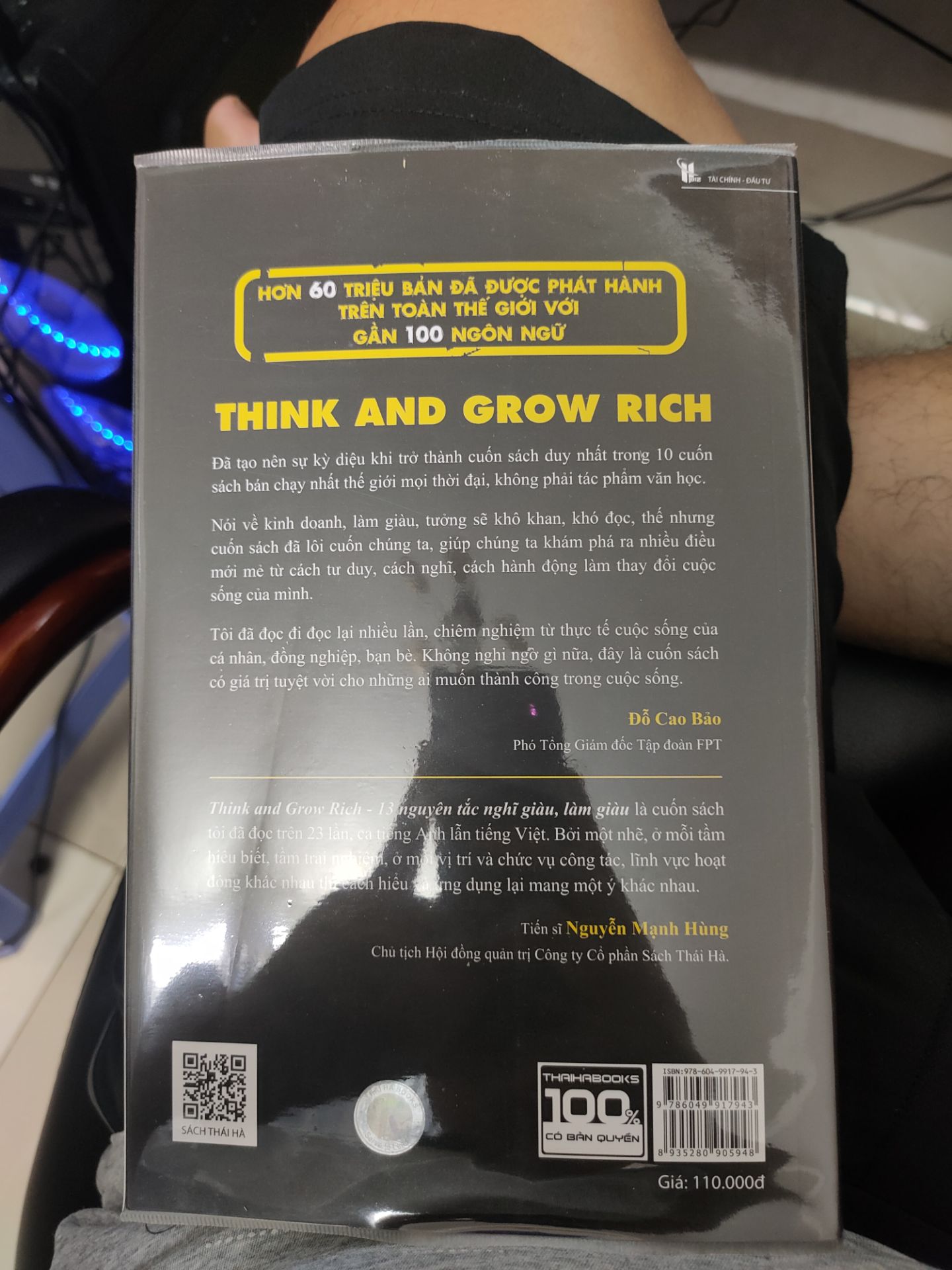 Tạm, tui thấy có phần in màu vàng bị mất và lem màu. Tui thấy hơi thất vọng vì tui muốn cuốn sách của tui pải thật hoàn hảo. Nếu là lỗi của nhà sản xuất thì người bán pải trả lại, chứ sao bán sản phẩm lỗi cho khách đc. Lưu ý tui nói để rút kinh nghiệm chứ tui ko có trả sản phẩm.