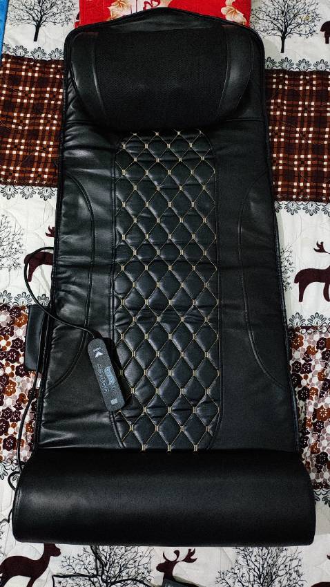 Chất liệu khá tốt. Phần hoạt động mạnh nhất là bi massage cổ vai gáy, chỗ này mn có thể ngồi tựa lưng vào để massage thắt lưng hay dời xuống các chỗ khác nhưng ko tháo rời dc nhé. Phần thân đệm vô thưởng vô phạt, thấy chả dc j. Còn phần đùi rung thì gây tê thôi chứ cũng ko mạnh. Đối vs ng lớn thì có vẻ ổn nhưng vs ng trẻ thì khá là nhẹ. Phần sưởi ở thân nóng hơn nhiều so vs cổ. Có 1 bất tiện là mỗi lần bật máy phải chỉnh lại từng chế độ chứ ko có nút lưu toàn bộ chế độ trước đã dùng. Thiết kế ko tiện để đặt lên ghế.