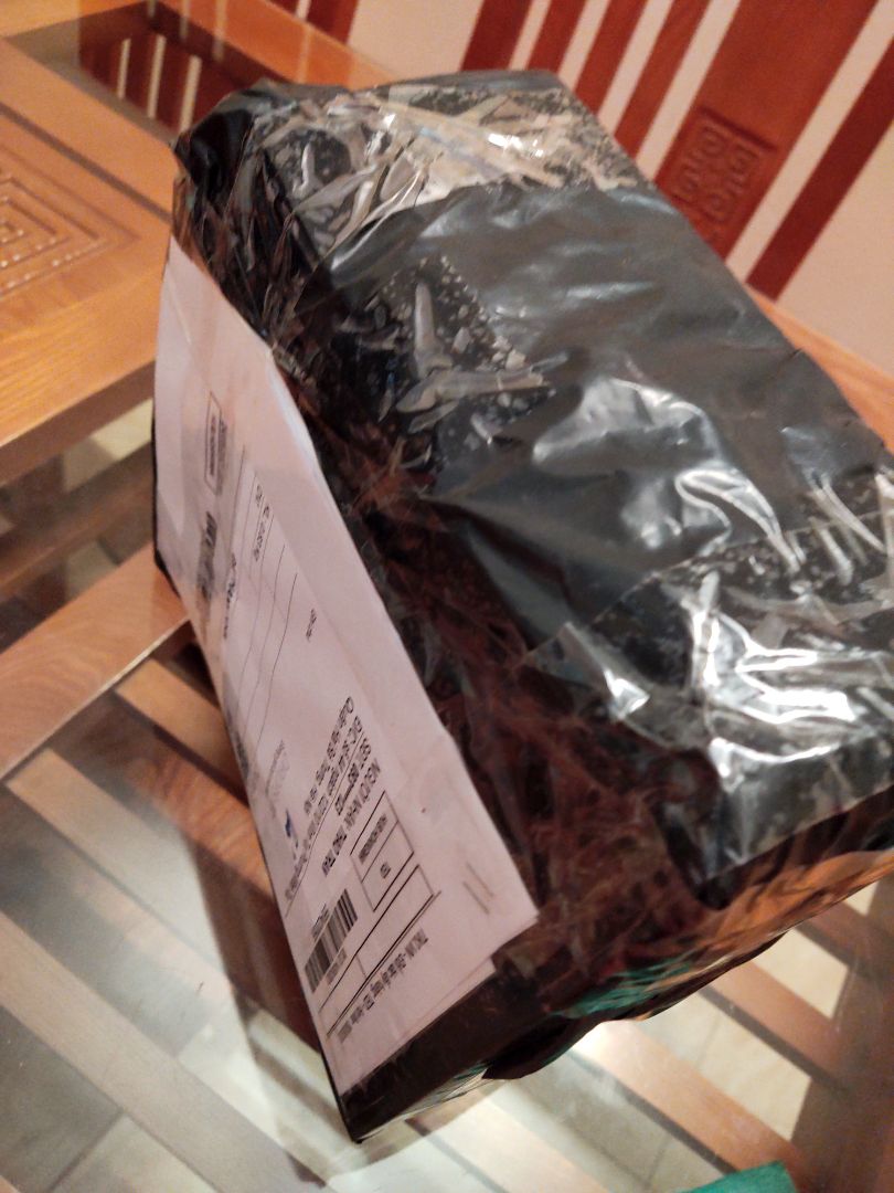 đóng gói cẩn thận, giao hàng nhanh. thân tăm bông mảnh dẻ và hơi mềm, đầu tăm bông cũng hơi nhỏ. khi dùng cầm que tăm bông thấy không được chắc chắn lắm