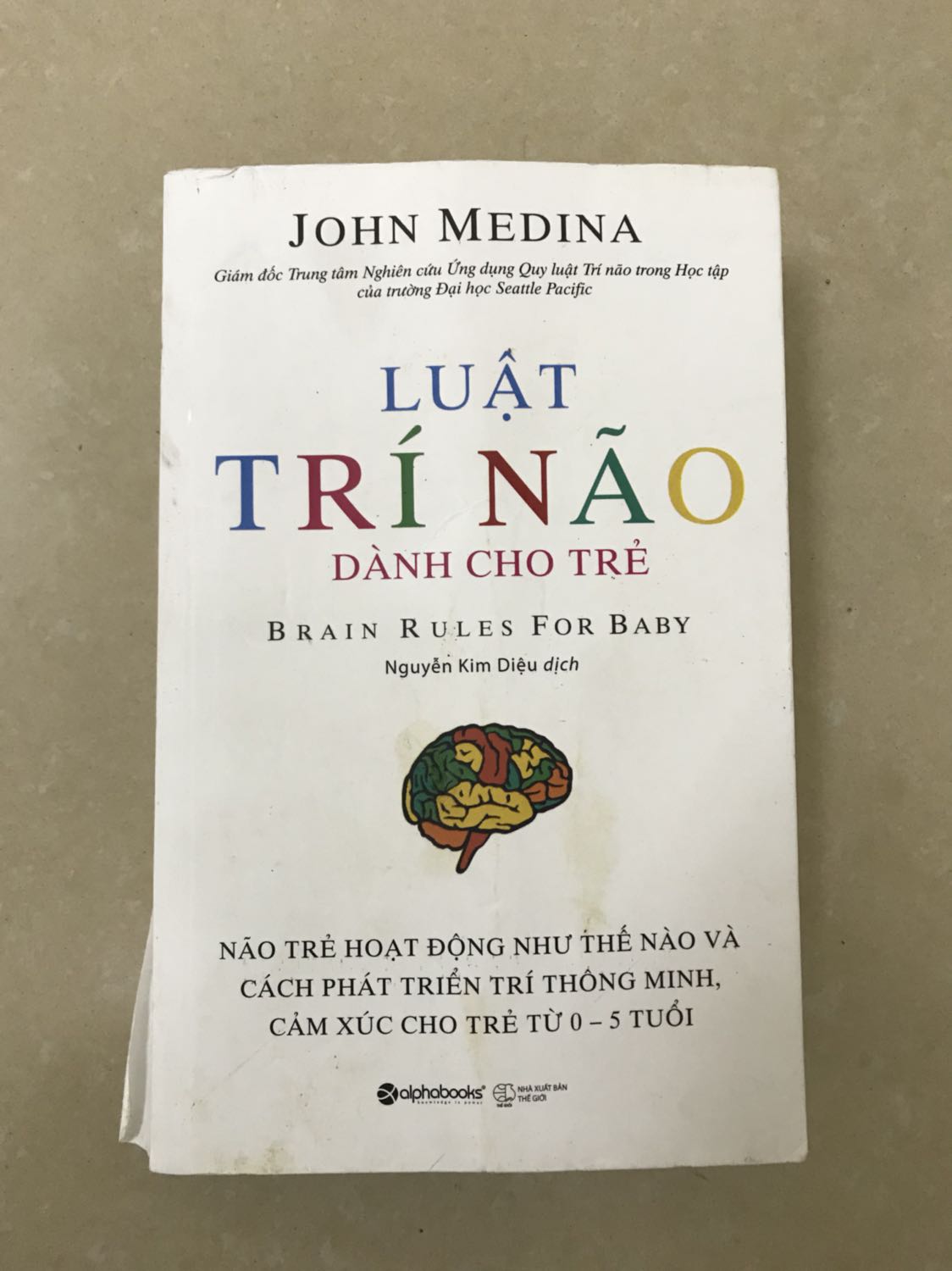 Sách giao đến mới bóc ra đã như thế này, bìa bẩn và nhăn, giấy bẩn và gáy bị bong. Không hiểu chuyện gì đã xảy ra với cuốn sách của mình nữa. Hic