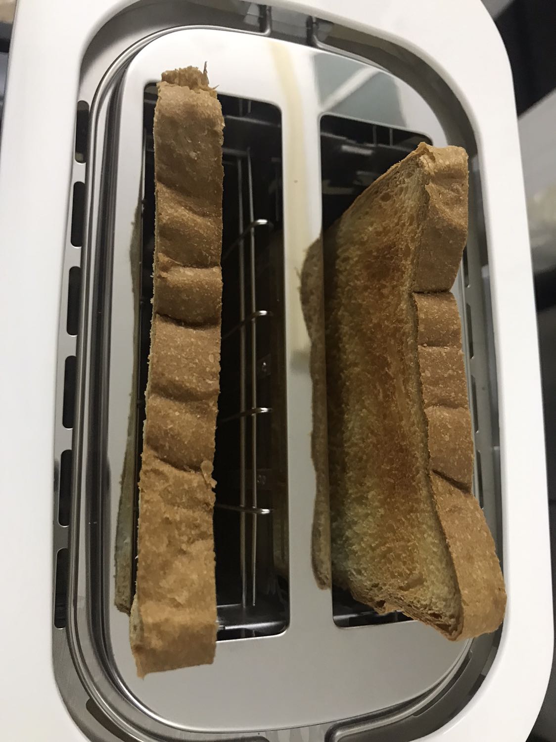 Máy đẹp. Đóng gói kỹ. Thử nướng bánh ngay sau khi mở hộp.. lần đầu tiên máy hoạt động tốt. Nướng bánh nhanh.