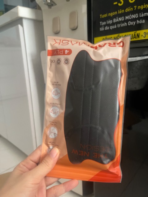 Hàng xứng đáng với giá tiền chi ra, vải mịn , shop uy tín, giao hàng đóng gói đầy đủ cẩn thận, khéo léo kèm thư cảm ơn và để lại sdt để khách hàng có thể liên lạc khi có khiếu nại, đánh giá cao, đơn mình mua trên 200k dc tặng thêm 10 khẩu trang cũng rất xin, hàng tặng nhưng xịn lắm