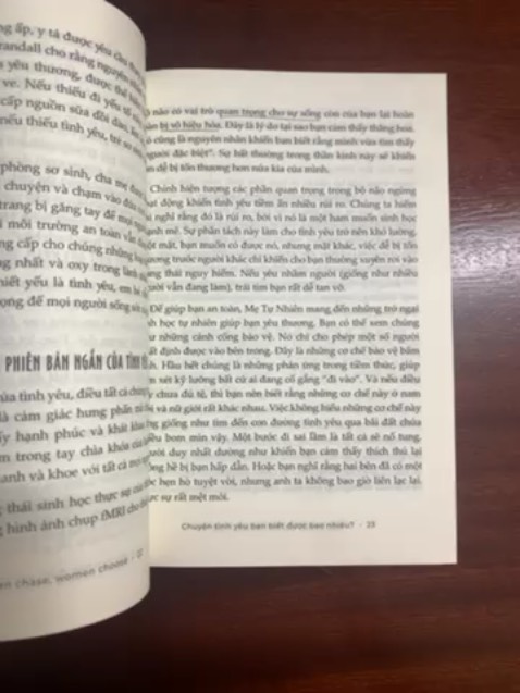 Sách đẹp, mình đọc xong rồi mới review nên không còn mới nữa. 
Nội dung sách về tình yêu nhưng theo cách khoa học và các phản ứng sinh học. Tất cả các phản ứng đó đều nằm trong con người, không có người nào ngoại lệ cả. Phản ứng được phân tích theo từng giai đoạn và chương. Khi bạn nắm được các kiến thức trong đây sẽ giải thích hết toàn bộ 80% mối quan hệ tình yêu trong đời sống. Tin mình đi vì mình đọc những cuốn về thể loại này rất là nhiều và cũng tham gia những khoá học về tình yêu của các chuyên gia nữa. Super recommended nha