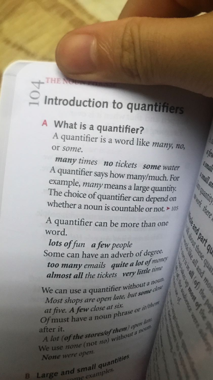 Cuốn Grammar thì được in rất rõ nét nhưng hơi buồn vì cuốn Dictionary chữ in cứ bị nhạt cảm giác ko rõ ràng 😢