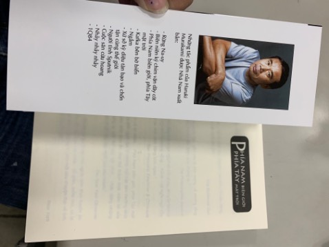 Phía Nam Biên Giới Phía Tây Mặt Trời
Nhìn cái bìa nó hấp dẫn làm sao.
Cuốn tiểu thuyết chứa đựng nhiều nhất con người thật của Haruki Murakami và là câu chuyện đơn giản nhất mà Murakami từng kể. Tuy vậy, đơn giản không có nghĩa là dễ hiểu, và một lối kể chuyện giản dị không loại bỏ những nỗ lực kín đáo trong việc thoát ra khỏi những lối đi văn chương đã cũ mòn.

“Sự kết nối” dễ thấy giữa Phía Nam biên giới, phía Tây mặt trời và những tác phẩm khác của Murakami có lẽ là năng lực đặc biệt của nhà văn Nhật Bản đối với cách tạo ra và xử lý cái bí ẩn. Không có mật độ dày đặc như trong Biên niên ký chim vặn dây cót hay Kafka bên bờ biển, cái bí ẩn ở đây giống như những đoạn nhạc jazz biến tấu ngẫu hứng trên nền của những bản nhạc cũ, và chính là cái để lại dư vị lâu nhất cho người đọc.