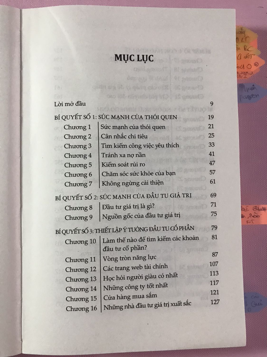Đầy là cuốn sách đầu tiên mình đọc về chứng khoán . mình không nghĩ là lại dễ hiểu và đơn giản như vậy . giúp mình hoà nhập dễ dàng và đỡ sợ hơn .sách rất hay . 
trong phần thứ nhất : tìm hiểu về những thói quen cần duy trì . 
phần thứ 2 : Sean giải thích về cách thức Warren buffet áp dụng phương pháp đầu tư . Để giúp người k có kiến thức nền tảng về tài chính cũng có thể hiểu và áp dụng bằng những thuật đơn giản và dễ hiểu . 
 Thanks Tiki team và những bạn review sách có tâm đã giúp ích rất nhiều trong việc chọn lựa sách hiệu quả và nhanh chóng . tiết kiệm thời gian và tiền bạc .