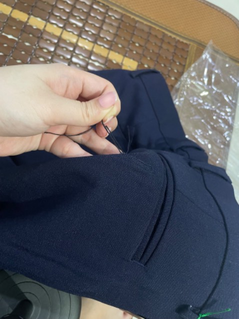 Mình mua với giá 2xx nhưng mà mình thấy mắc, quần sót khá nhiều chỉ thừa. Đặc biệt vải này phù hợp cho học sinh thôi, đi làm văn phòng mặc không hợp. Màu xanh này khá sáng, xanh đen như trên hình ổn hơn