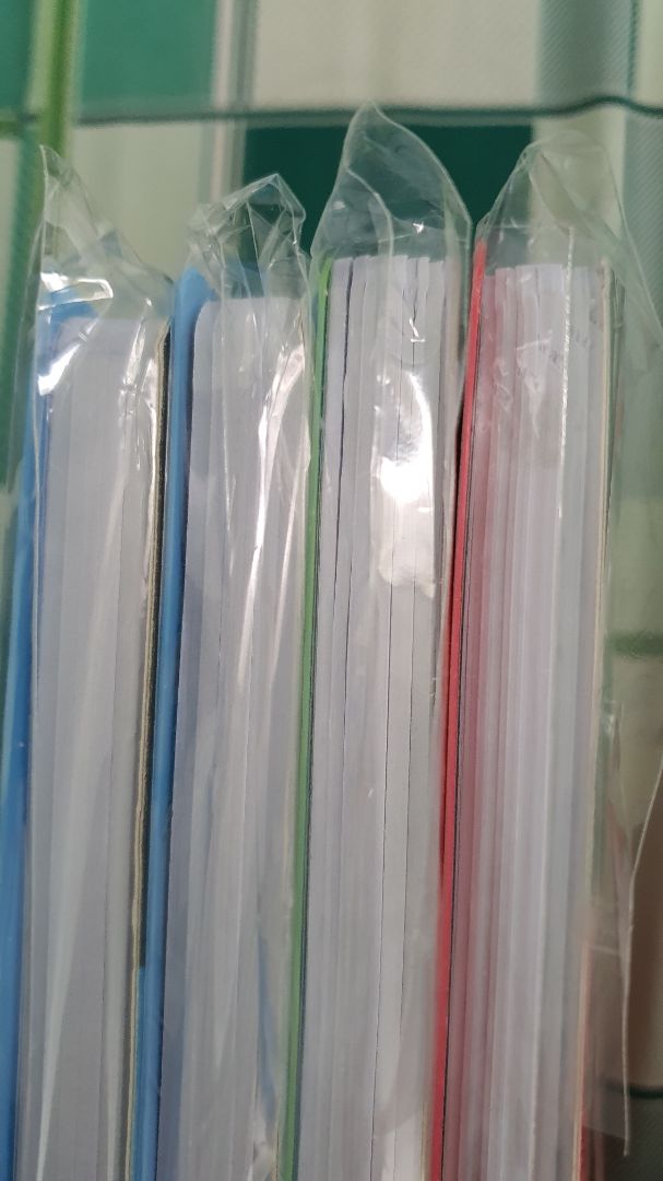 Đóng gói kỹ lưỡng. Sổ đẹp. Các đầu góc sổ hơi bị cấn, xước nhưng nhìn chung vẫn ổn. Đáng để mua.