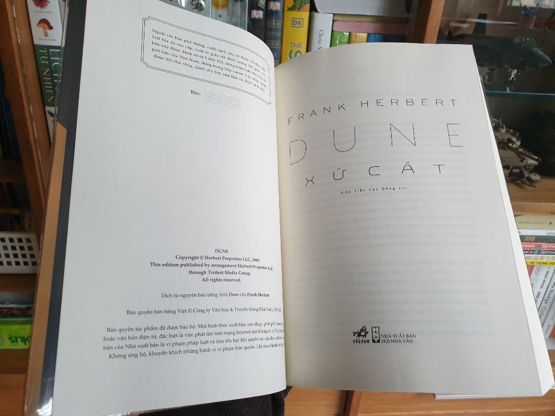 Sách in tốt. Bìa đẹp. Tuy là bìa mềm mà khổ sách khá to, cao tương đương mấy cuốn bìa cứng của Đông A (26cm), khi xếp vào kệ cùng các cuốn khác của Nhã Nam hơi xộc xệch.
Vẫn đang đọc dở dang nhưng thấy tác giả xây dựng một thế giới rất hấp dẫn, sống động. Nội dung và tình tiết cũng ổn.