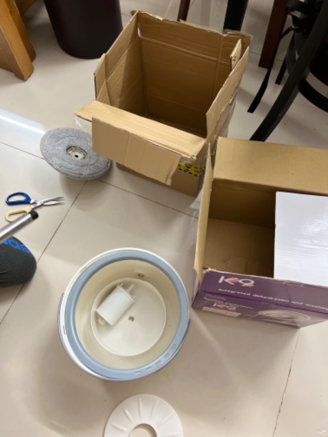 Hàng giao nhầm hay sao ấy, nhận hàng mà chả thấy giống với hình ảnh trên shop, vừa bóc ra đã gãy chốt rồi thì làm sao gắn trục vô để giặt cây lau nhà được. Thùng nhựa ọp ẹp, gãy chốt, không có sách hướng dẫn. Mình muốn trả hàng do đã hư hỏng không thể sử dụng được.