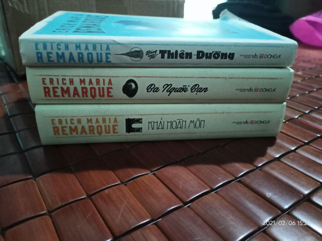 đầu tiên nhìn ở khâu đóng gói & vận chuyển thì không thể chê vào đâu được bọc sách bằng miếng xốp chống va đập nên sách còn nguyên vẹn ko bị móp méo gì hết.
 khi khui ra mới thấy Cuốn Bóng Tối Thiên Đường bị rách ở phần áo bìa ngoài... nhưng không ảnh hưởng đến phần bìa trong nên không sao có thể cho qua. với lại mua sách giảm 50% nên cũng không có gì bàn cãi...