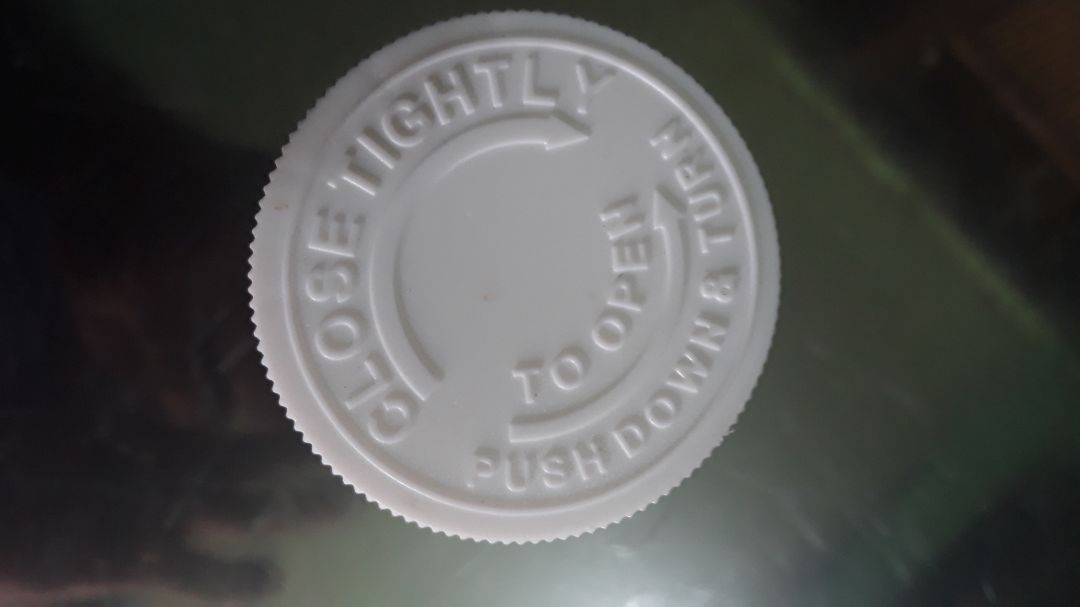 Giao hàng cực nhanh.Thank TiKi
Nhưng sp giống hoàn toàn cả tem.Nhưng riêng nắp hộp là kg giống mình có sử dụng ở nhà thuốc nhiều hộp rồi ,tuy hộp này là kg giống.Mấy hộp trước m mua cửa hàng chính hảng  nắp vặn răng 2 lớp.Riêng hộp này chỉ 1 lớp