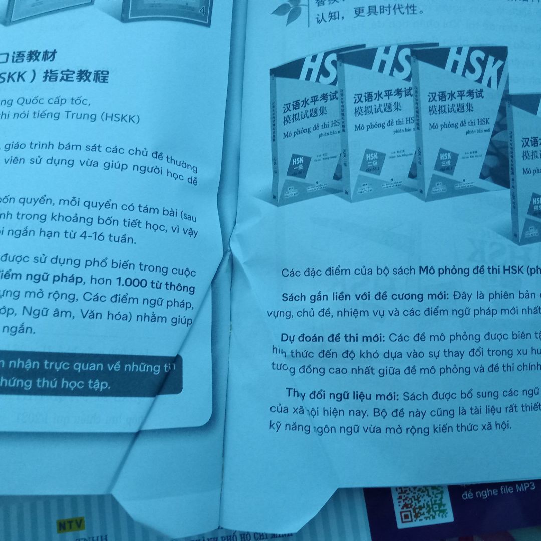 Gáy sách bị lỗi, giấy bị nhăn, keo bị bong tróc