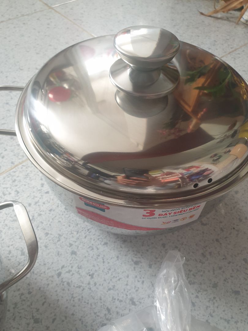 Sản phẩm giống như hình, nắp nồi lớn nhất bị móp vài chỗ, chắc do trong quá trình vận chuyển hàng, hàng chính hãng nên hoàn toàn an tâm về chất lượng, cho shop 5*.