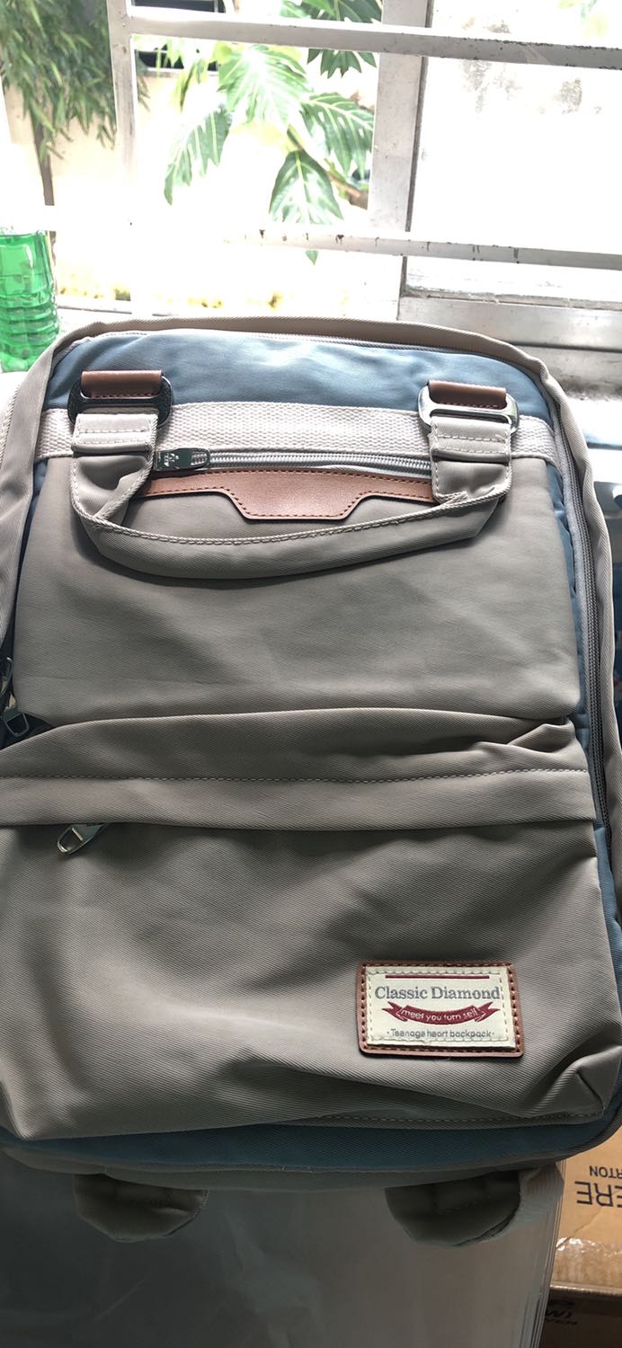 Cặp đúng như hình, có tem hãng Classic diamond. Dây kéo trơn, màu đẹp như hình chụp, màu kem sợ dễ dơ quá :(