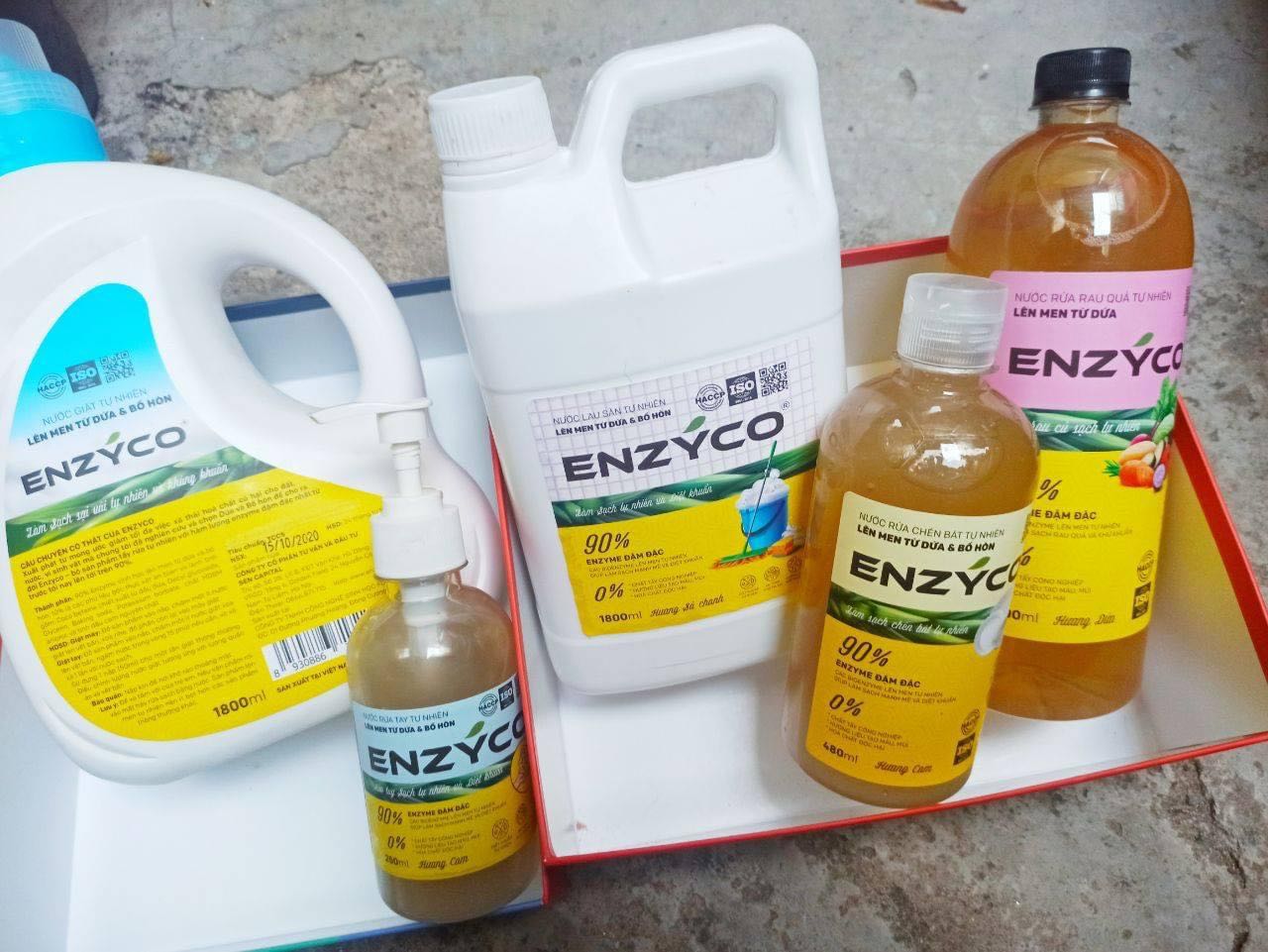 ? top fav chắc là nước rửa chén ah vì dì cảm giác yên lòng khi ăn uống ở nhà so với việc rửa bằng loại đong thùng cân ký ( tất nhiên tiền bỏ ra nhiều hơn) Cháu mua can nước lau nhà hãng này mà hôm nào lau xong cũng thèm ốc luộc dã man vì nó thơm mùi sả đó dì :) Cái này rửa bát an toàn lắm, đặc biệt nhà có trẻ nhỏ
☺Mình cũng dùng nước rửa chén của bên này, mùi thơm nhẹ mà rửa xong thấy sạch và k mùi nữa, đặc biệt là dùng rửa chảo