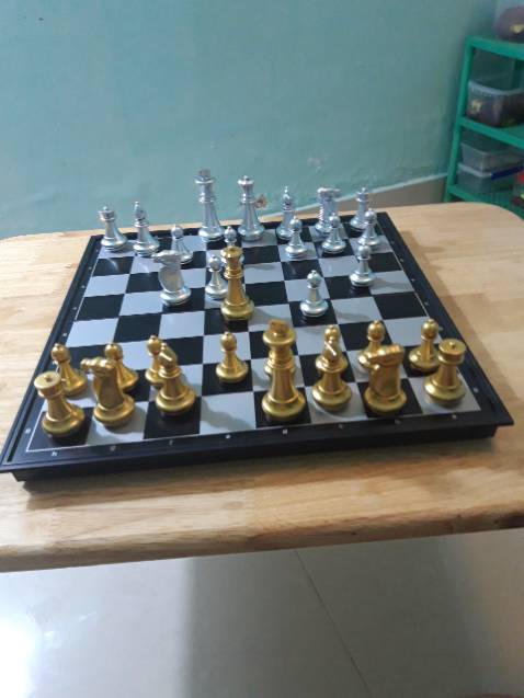 Quân mã đẹp đó là ấn tượng ban đầu . Bàn cờ không lỗi khá  vừa ý . Cờ vừa tay không quá nặng .Quân cờ màu không bị nhem . Sau khi chơi tầm vài chục trận cảm giác rất tốt . Nam châm  có từ trường hàng 8 và 1 rất tốt , ko hiểu sao từ trường Nam châm ở hàng  2 và hàng 7 hút rất yếu .