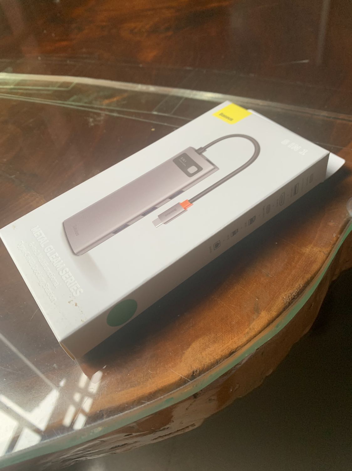 Tuy hộp hơi cũ.
Nhưng bên trong như mới.
Có đè báo nhận nguồn.
Có chỗ gắm cất để bảo vệ đầu type c.
Đã thử tốt với khả năng sạc macbook + và usb.