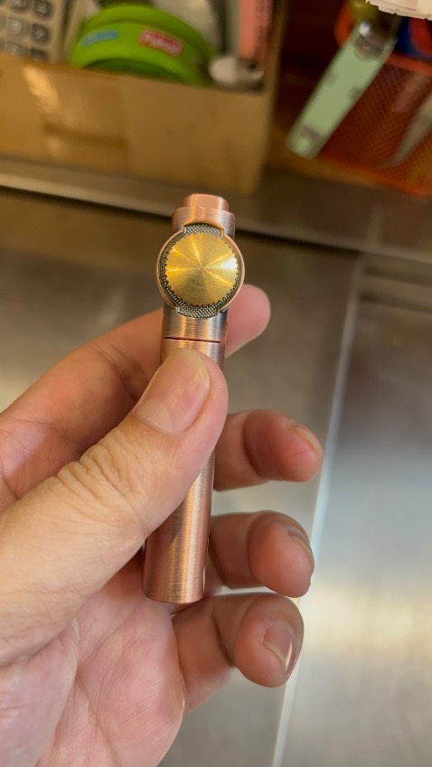 Hộp quẹt đẹp, thay đá, xài xăng nên dễ bơm thêm khu hết. Dạng lộ thiên nên dễ quan sát bên trong còn bao nhiêu xăng