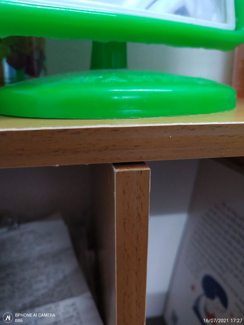 Cho 5 sao vì giá và giá trị khách hàng nhận được tương xứng nhau. Nhưng mình muốn nêu rõ giá rẻ thì mang lại phiền toái gi:
1/ Gia công không chính xác. Các lỗ ốc không  được đo đạc cẩn thận. Lắp vào bị lệch.
2/ Tất nhiên, phải tự lắp. Ai không rành thì chịu bó tay.
3/ Xử lý vụn gỗ và vụn nhựa tệ. Mạt cưa nhiều, rơi cả ra sàn nhà, em bé hít phải là toang.

Bù lại: tiện lợi, thay đổi được kích thước kệ.