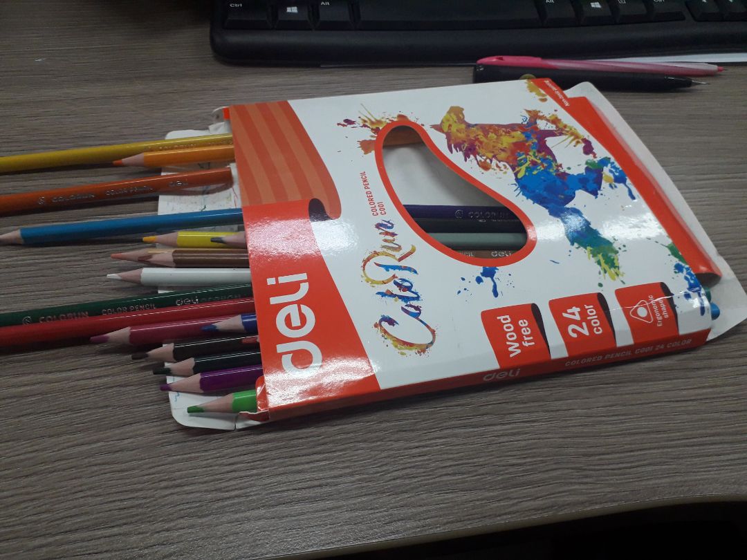 Mở gói hàng ra như vậy thì ruột bút chì bên trong còn gì để xài nữa... khi gửi hàng làm ơn có tâm 1 xíu, dùng băng keo dán 2 đầu hộp lại, thì có chuyển tới mĩ bút cũng ko nhào ra khỏi hộp... nhận hàng trong tình trạng cầm hộp trên tay mà nghe mấy cây bút chạy rổn rổn bên trong, hộp bút thì đầu *** bung ra, bút chì nằm nháo nhào.... có cây còn gãy ngòi do va chạm... làm ăn mà ko có tâm xíu nào cả..