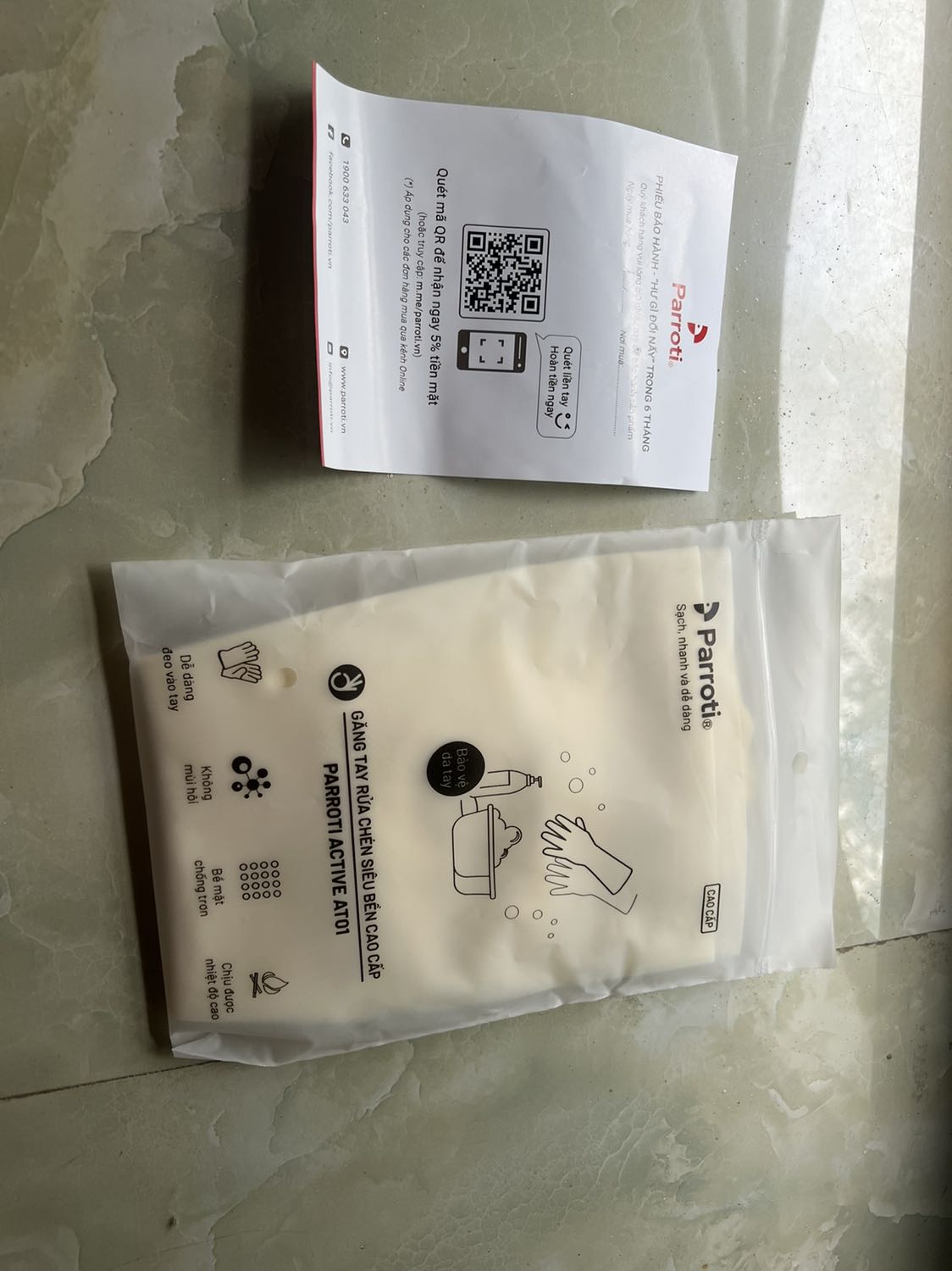 Găng tay siêu bền, dùng cả năm trời để ngoài nắng vẫn không hề xi nhê, quất luôn 4 đôi cho cả 4 nhà dùng