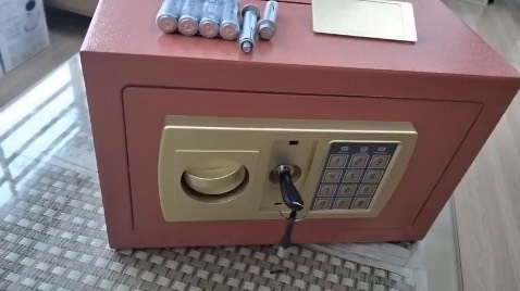 Két đẹp lắm nha mn, ở ngoài nhìn sang xịn lắm luôn!!! két to đựng giấy tờ, sổ đỏ thoải mái, mình mua về mẹ mình thích quá lại mua thêm 1c nữa tặng cho mẹ. cảm ơn shop đã tư vấn nhiệt tình nhé!