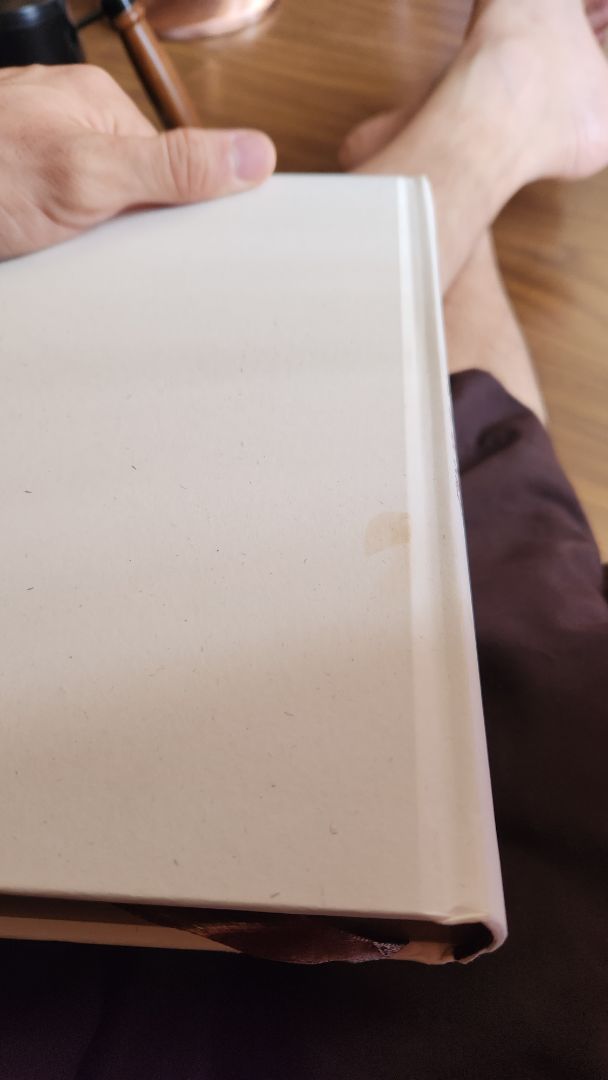 Đóng hàng càng ngày càng tệ hại và thiếu tôn trọng khách hàng. 2 bộ sách giá trị như thế mà đóng trong mỗi cái thùng giấy mỏng dính, không có bất kỳ vật gì chèn chắn bảo vệ. Đổi trả lần thứ 2 vẫn không cải thiện, sách vẫn móp hết, hộp giấy thì rách góc. Ôi tiki ơi!