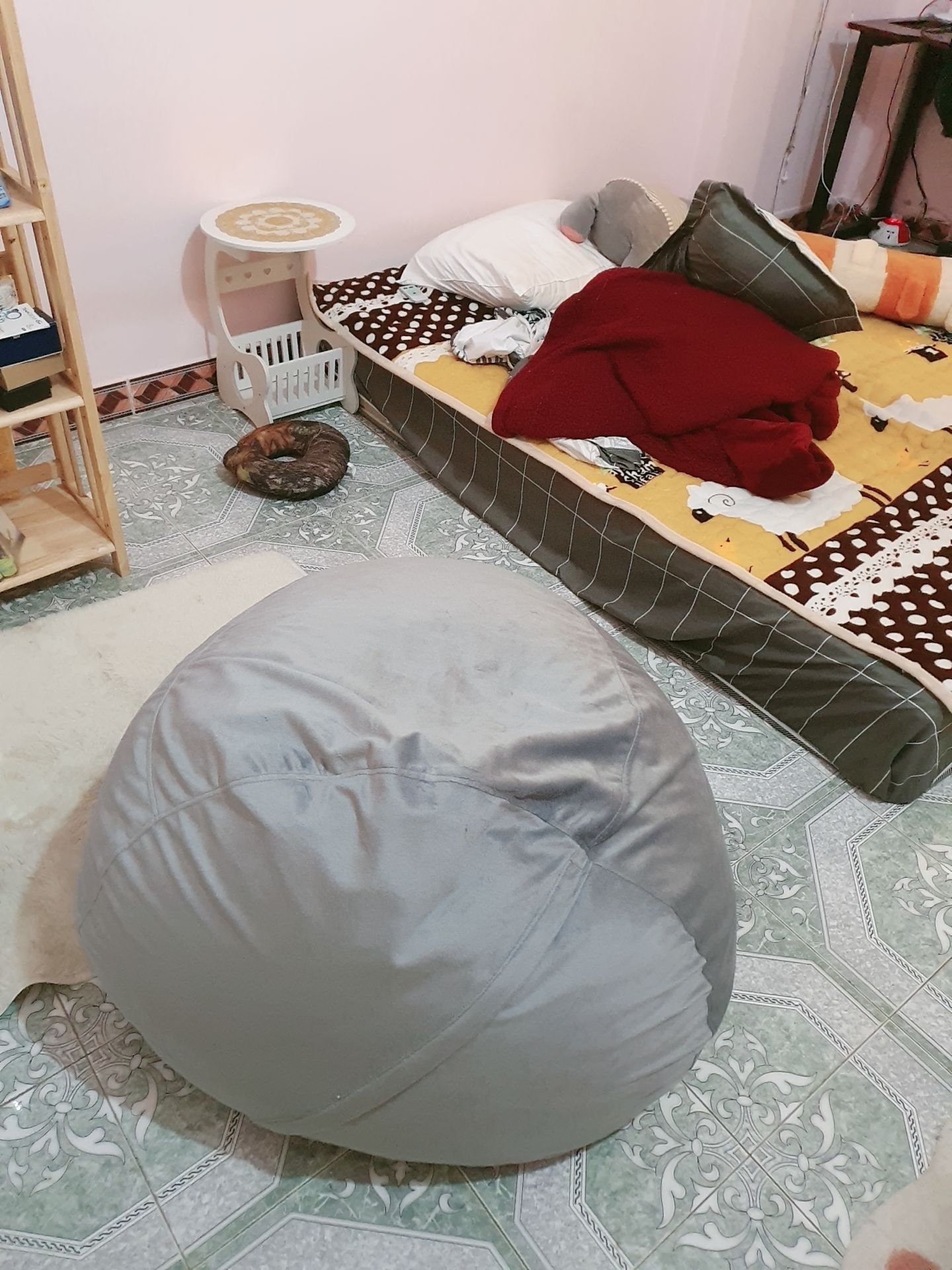 Vừa nhận hàng & có mấy nhận xét :

- Không mùi khó chịu.
- Do bên trong là nhiều hạt gì đó nên ngồi đầm, không cứng không ọp ẹp.
- Mình cao 1,63 mét nặng 58 kg ngồi vừa, cảm thấy hơi bé & không được thoải mái lắm.
- Để chiều nào ngồi cũng được.