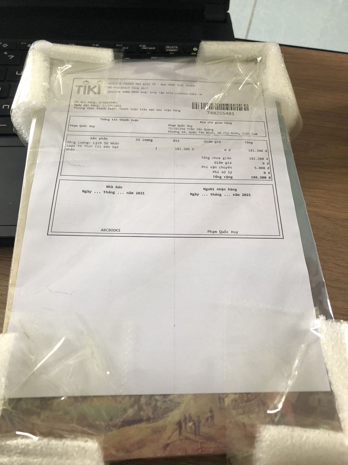 Bọc cẩn thận, mình đã từng đặt hơn 30 cuốn sách nhưng phải nói đây là lần đầu mình được bọc cẩn thận đến vậy, có bọc góc sách bằng miếng xốp, giấy nilong cực kì chất lượng, mình dùng lưỡi lam cũng rất khó làm đứt được. Về nội dung sách thì mình rất mong chờ để được trở về lịch sử 400 năm phát triển