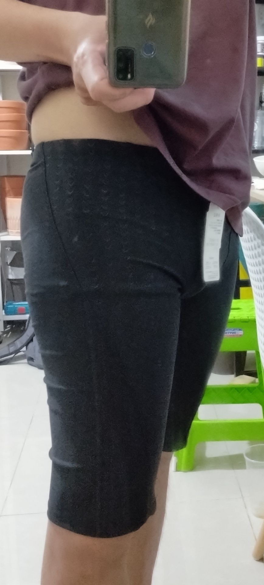 Mình mua 2 quần: 1 ngắn, 1 dài, quần ngắn hơi dễ bị dính và kéo siết vào bẹn so với quần dài, hơi ko thoải mái. Chất liệu và hàng KM thì giống nhau. Mình mua 2 quần: 1 ngắn, 1 dài, quần ngắn hơi dễ bị dính và kéo siết vào bẹn so với quần dài, hơi ko thoải mái. Chất liệu và hàng KM thì giống nhau.