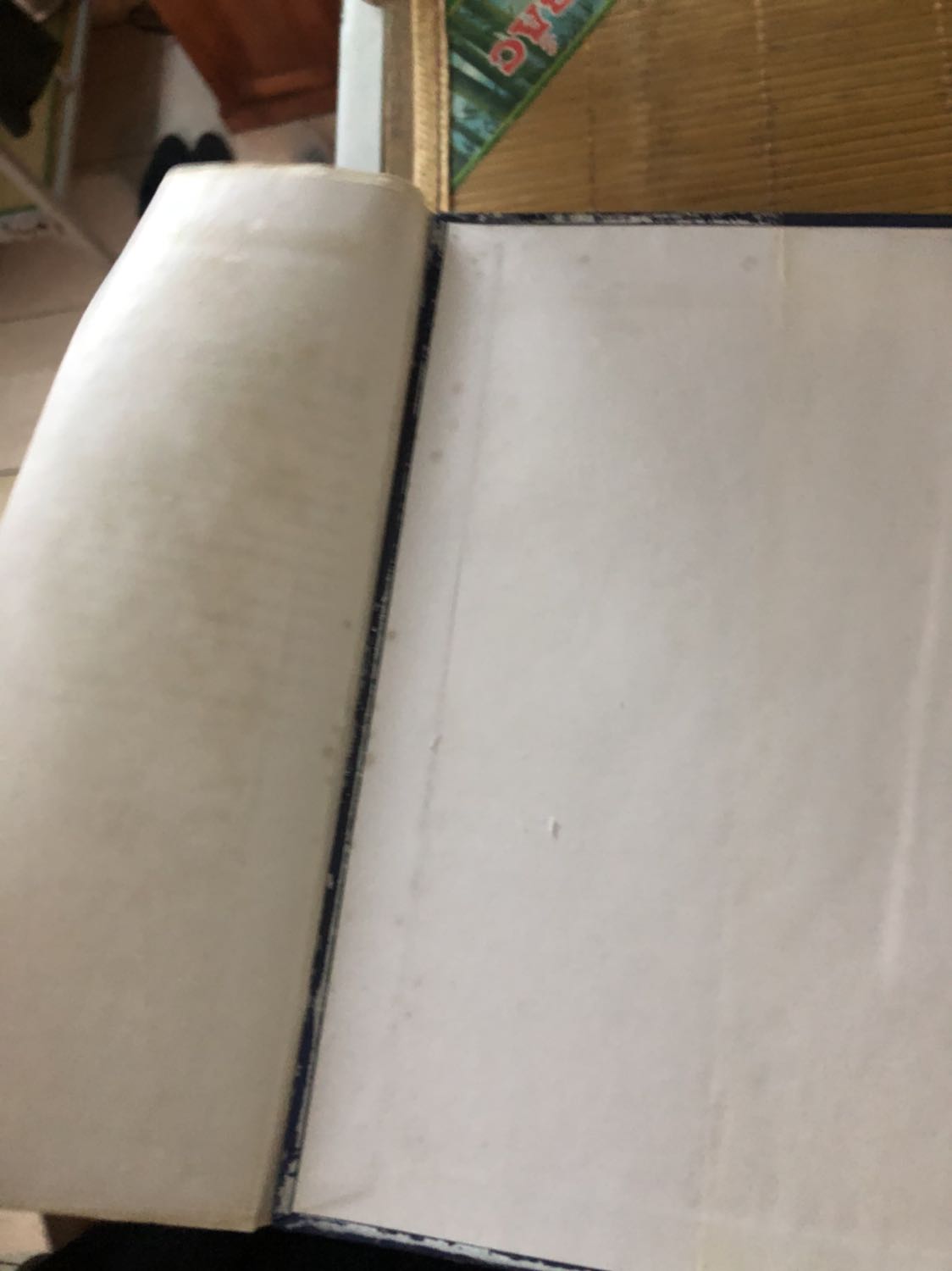 Có vẻ như sách bị dính nước.Mình vừa bóc ra đã thấy cả quyển sách bị ẩm ntn.Từ bìa cho đến bên trong đều không thể chấp nhận được.Chưa bao giờ mình mua hàng cỉa tiki mà gặp trường hợp này.quả thật rất thất vọng khi nhận được sản phẩm kém chất lượng như thế này với số tiền mình bỏ ra.