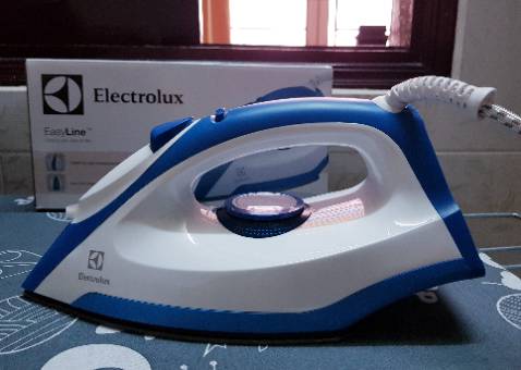 Bàn ủi thiết kế gọn nhẹ, rất phù hợp với phái nữ. Kiểu dáng đẹp, màu sắc trang nhã. Công suất 1300w đủ để ủi tất cả các loại trang phục thường ngày. Nhân viên Nguyễn Kim giao hàng nhanh chóng, tận tâm, chuyên nghiệp. Đơn hàng giá trị rất nhỏ, nhưng vẫn được phục vụ với thái độ tốt nhất.