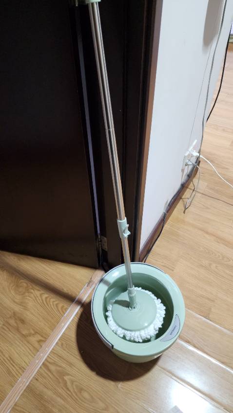 Hồi trước mình có bộ ETM màu xanh xám cùng loại dùng khá thích nên giờ mua lại. Cảm nhận sau 1 lần lau thử là khớp đầu cây lau cứng hơn, khó di chuyển hơn bộ cũ. Nữa là khi xoay nghe rõ tiếng lọc cọc bên trong trục quay. Hi vọng dùng lâu dài sẽ đỡ.