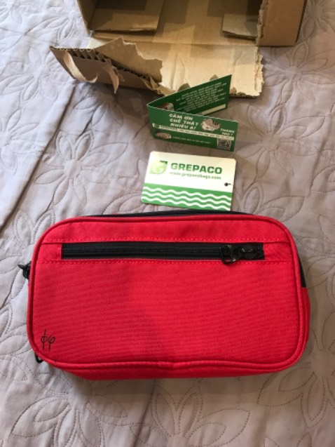 Đẹp, đường may chắc chắn, kín chỉ, dây kéo loại tốt, rộng đựng được nhiều thứ cả điện thoại