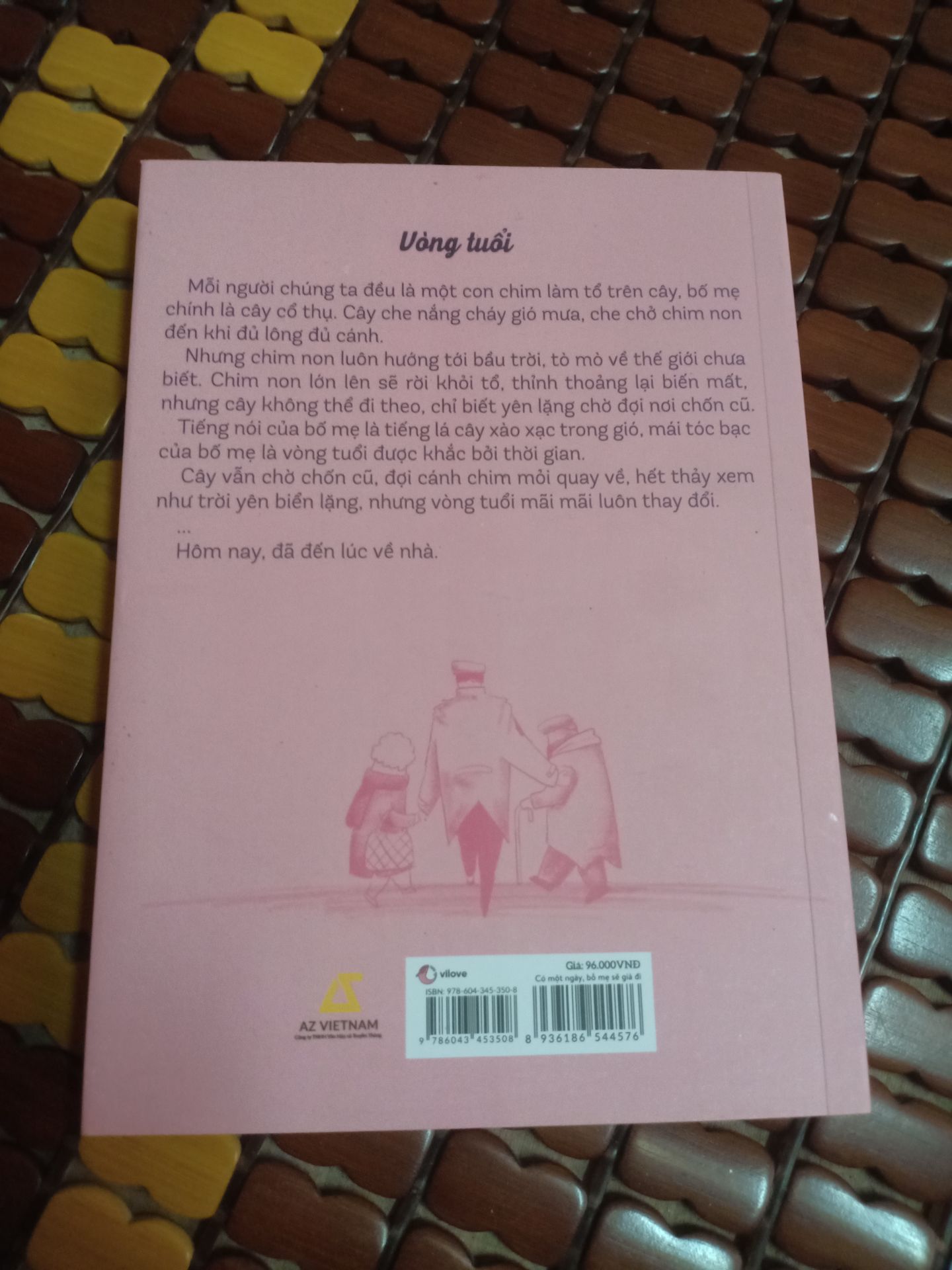 Tiki gói hàng không được kỹ cho lắm, nên có một lớp bọc chống sốc hoặc có thêm nhiều bọc vụn giấy vụn lót xung quanh, nếu chỉ bỏ sách vào hộp cartoon như vầy thì vận chuyển xa hộp sẽ dễ bị móp và hỏng sách mất.
Tiki giao hàng cực kỳ nhanh luôn, vừa đặt sách hôm chiều thứ 6 thì sáng thứ 7 đã cầm được sách trên tay rồi.
Mình chưa đọc sách nên chưa biết nội dung thế nào nhưng bìa sách cực kỳ xinh xắn luôn. Mình cảm nhận đây sẽ là một cuốn sách hay và cực kỳ tình cảm luôn.
Nói chung thì cảm nhận là vẫn tuyệt vời nhaaa Tiki gói hàng không được kỹ cho lắm, nên có một lớp bọc chống sốc hoặc có thêm nhiều bọc vụn giấy vụn lót xung quanh, nếu chỉ bỏ sách vào hộp cartoon như vầy thì vận chuyển xa hộp sẽ dễ bị móp và hỏng sách mất.
Tiki giao hàng cực kỳ nhanh luôn, vừa đặt sách hôm chiều thứ 6 thì sáng thứ 7 đã cầm được sách trên tay rồi.
Mình chưa đọc sách nên chưa biết nội dung thế nào nhưng bìa sách cực kỳ xinh xắn luôn. Mình cảm nhận đây sẽ là một cuốn sách hay và cực kỳ tình cảm luôn.
Nói chung thì cảm nhận là vẫn tuyệt vời nhaaa