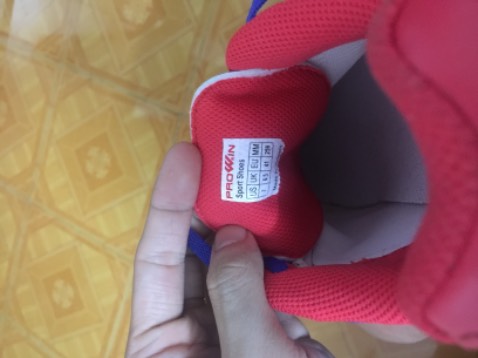 Giày ảnh màu đen, giao lại là màu xanh. Cỡ giày trong phần mô tả 41 chân 262cm nhưng thực tế lại là 258 làm mình đi bị chật. Không hài lòng về sản phẩm cho lắm 😢