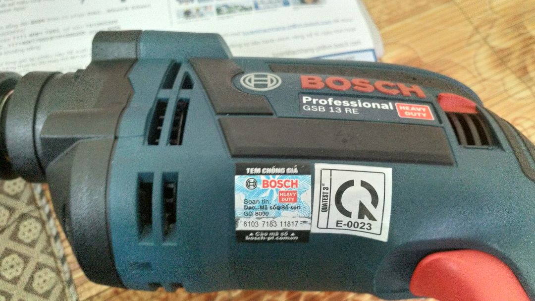 Mình đã nhận hàng được hơn tuần, có đánh giá như sau:
- Sản phẩm chính hãng (đã check bảo hành)
- Sau khi dùng thử thì thấy máy chắc chắn, máy khoẻ mình chưa thử mũi khoan sắt, nhưng mũi khoan bê tông hơi kém, mà mình cũng ko đặt hy vọng vào tool đi kèm, nếu ai muốn dùng nhiều khoan bê tông nên sắm bộ mũi khoan bê tông chuyên dụng.
- Nói chung là là hàng chất lượng, tool đi kèm bình thường, đc cái tiện ích với nhiều loại chi tiết. Độ bền còn phải xem tgian dài mới biết đc