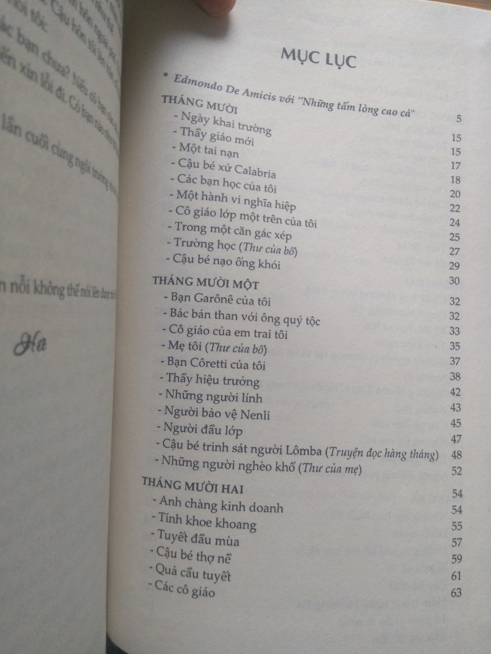 1. Hình thức: sách khổ lớn nhưng chất liệu giấy nhẹ, mình cầm không thấy mỏi tay.
2. Bìa cứng, đẹp.
3. Nội dung: Sách bắt đầu từ tháng 10 - tháng nhập học cúa HS, 1 cậu bé người Ý, từng tháng, từng tháng cho đến tháng 7 nghỉ hè.
Mỗi câu chuyện là trải nghiệm của cậu bé về cuộc sống hằng ngày.
