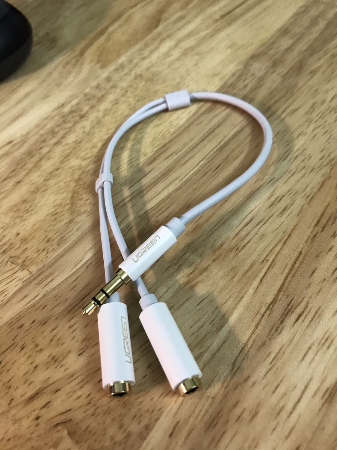 Cáp được gia công rất ổn, chất liệu của dây mềm, cầm nắm cho cảm giác chắc chắn, thiết kế đẹp.
Do chia thành 2 đầu 3.5 nên output mỗi đầu sẽ bị giảm đi so với dùng 1 đầu, vấn đề này giải quyết bằng cách tăng volume lên thôi. Hiện tượng hoàn toàn bình thường.
Sẽ tiếp tục ủng hộ tiki! :)