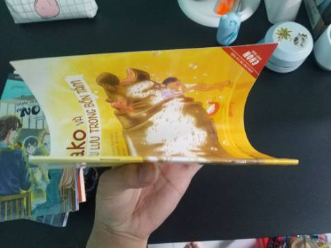 Nhìn cái hộp mà hết hồn, tưởng sách bị df hết rồi chứ, may là nguyên vẹn. Sách này là ghim bấm, mn cần chú ý khi mua, ghim có biểu hiện rỉ sét, và df nhẹ phần gáy. Nxb làm sách khá ẩu, nhìn đúng chán.