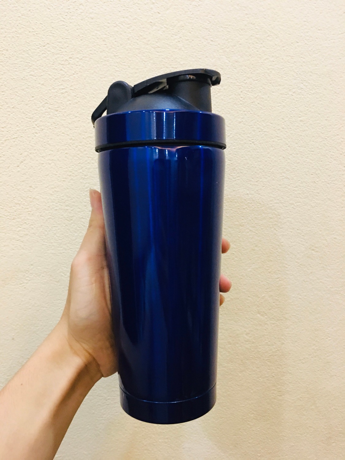 Bình Lắc Pha Chế Shaker Tập Gym Inox Có Giữ Nhiệt Chính Hãng
Bình Lắc thiết kế thể thao rất bắt mắt, dung tích quá ư là đủ cho 1 người tập gym
mà lưu ý các bạn nha, khi mình lắc để nước không bắn thì phải nghiêng bình nhẹ để nước tràn đầy mép nắp của bình, nó choáng đầy lỗ không khí thì khi lắc mạnh thì nước sẽ không bắn, không phải di bình lỗi mà do các bạn chưa biết cách lắc thôi
nếu mà không nghiêng bình 180 độ để nước bít hết lỗ khí mà lắc luôn kiểu gì cũng bị bắn nước đo
shop chu đáo
giao hàng nhanh, người giao hàng thân thiện
chắc chắn sẽ ủng hộ miDoctor nếu có cơ hội ạ