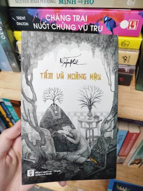 Sách đẹp, ngắn, và đặc biệt là rất hay. Mặc dù phải mua với giá hơi cai hơn so với giá bìa nhưng trải nghiệm nhận lại đối với mình rất xứng đáng. Mọi người rất rất nên đọc nha!!!