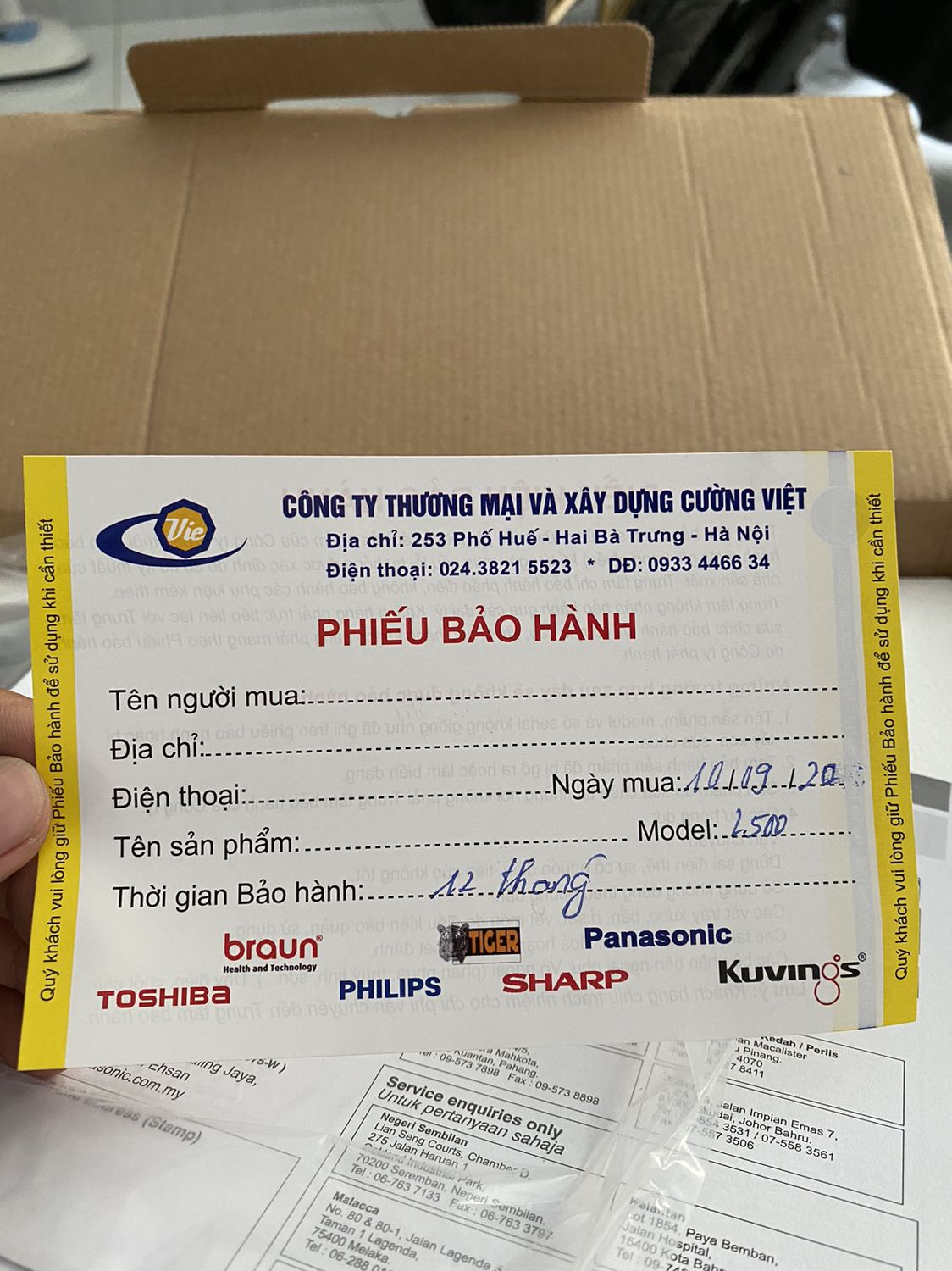 - Thùng có dấu hiệu tháo ra do viết giấy bảo hành, hàng nhập khẩu nên giá rẻ hơn chính hãng rất nhiều, dự kiến 1 tuần giao tới (Hà Nội vào SG) nhưng 5 ngày đã giao. Lắp rắp cũng chỉ mất 5’ (có thể lên youtube coi, nhanh hơn là coi sách hướng dẫn)
- Chất lượng chưa biết như thế nào nhưng cứ cho 5 sao trước đã - Thùng có dấu hiệu tháo ra do viết giấy bảo hành, hàng nhập khẩu nên giá rẻ hơn chính hãng rất nhiều, dự kiến 1 tuần giao tới (Hà Nội vào SG) nhưng 5 ngày đã giao. Lắp rắp cũng chỉ mất 5’ (có thể lên youtube coi, nhanh hơn là coi sách hướng dẫn)
- Chất lượng chưa biết như thế nào nhưng cứ cho 5 sao trước đã